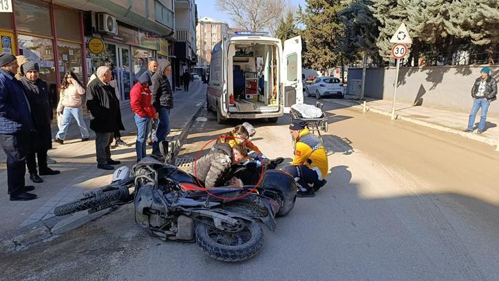 Devrilen motosikletteki 2 kişi yaralandı; arkadaşının başından ayrılmadı