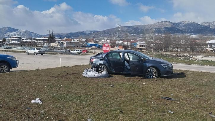 Otomobil ile taksi çarpıştı; 5 yaralı