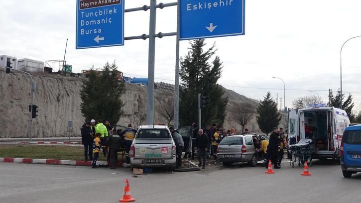 Kütahya’da otomobil, kamyonetle çarpıştı; 4 yaralı