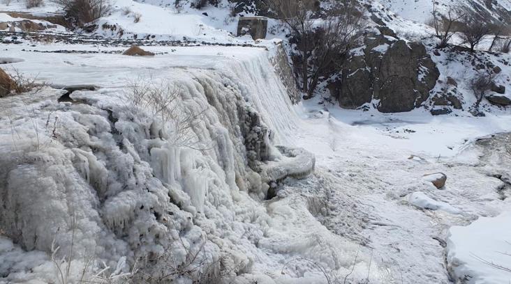 Erzincan'daki Işıkpınar Deresi, buz tuttu