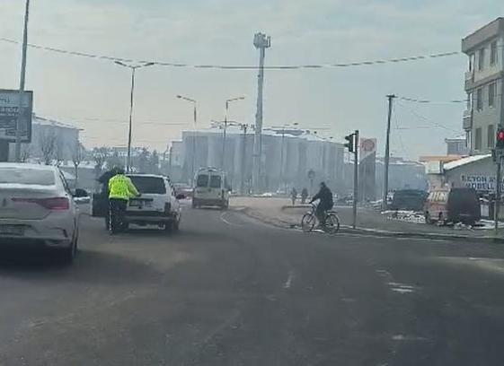 Polis, arızalanıp, trafiği aksatan aracı yol kenarına itti