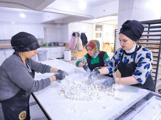 Kadın girişimciler, kurdukları imalathanede lokum üretiyor