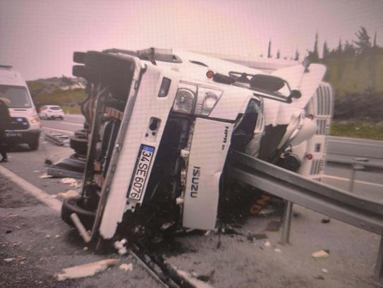 Manisa'da refüjdeki bariyerlere çarpıp, devrilen kamyonun şoförü öldü