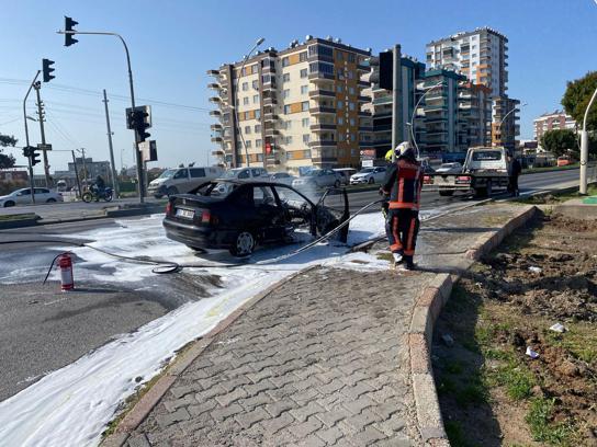 Mersin'de otomobil yandı