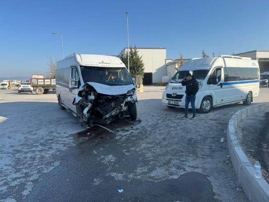 Manisa'da iki servis minibüsü çarpıştı: 19 yaralı