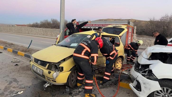 Çankırı'da 2 otomobilin karıştığı kazada 6 kişi yaralandı