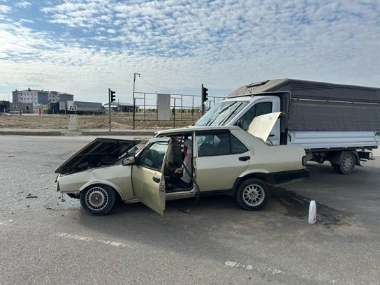 Adıyaman'da otomobille kamyonetin çarpıştığı kazada 3 kişi yaralandı