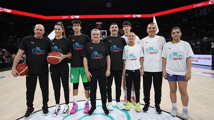 Gençlik ve Spor Bakanı Osman Aşkın Bak gösteri maçında basketbol oynadı