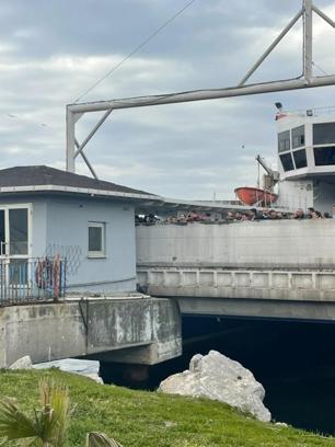 Yalova'da, dümeni kilitlenen feribot, iskeleye çarptı