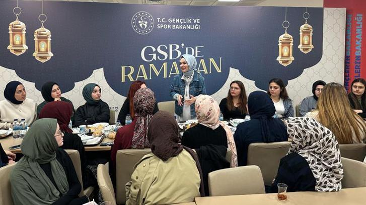 Bakan Göktaş KYK yurdundaki kız öğrencilerle sahur yaptı