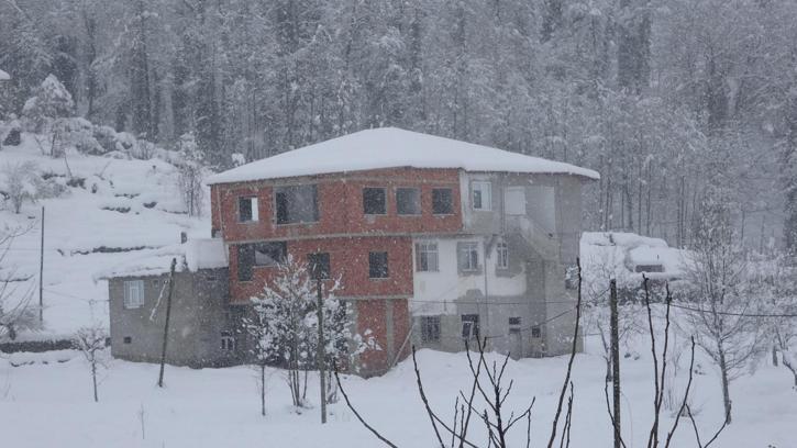 Rize’de 60 köy yolu kardan kapandı