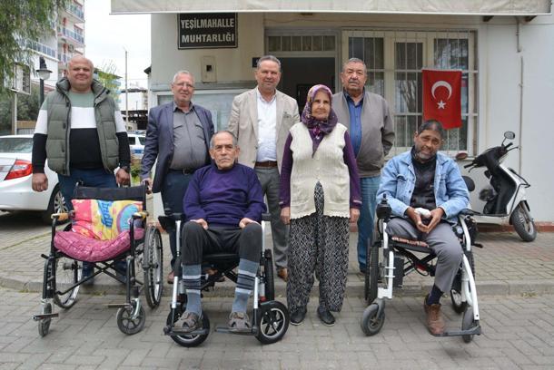 Aydın'da mahalle muhtarından yürüme engelli vatandaşlara akülü sandalye desteği