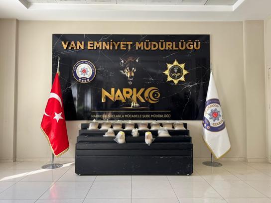 Van'da durdurulan araçta 36 kilogram metamfetamin ele geçirildi; 3 gözaltı