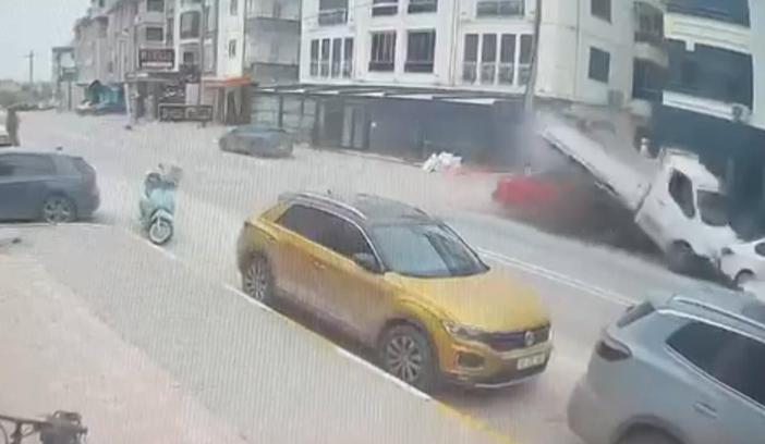 Otomobil, kamyonetin altına girdi; 3 yaralı