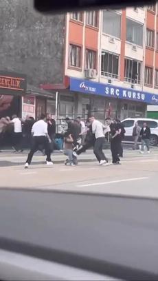 Esnafın da dahil olduğu kavgayı polis, havaya ateş ederek ayırdı