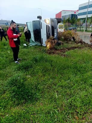 Servis minibüsü devrildi; 2 yaralı