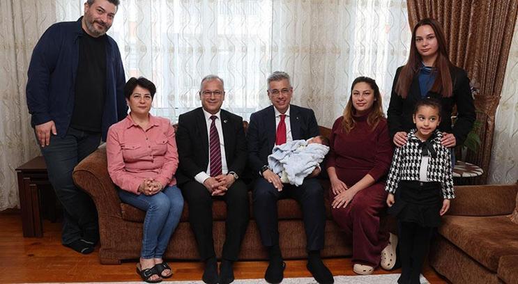Bakan Memişoğlu şehit Tabip Teğmenin Antalya'daki ailesini ziyaret etti