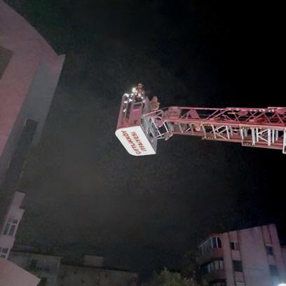 Yalova'da binada çıkan yangında mahsur kalan 7 kişiyi itfaiye ekipleri kurtardı