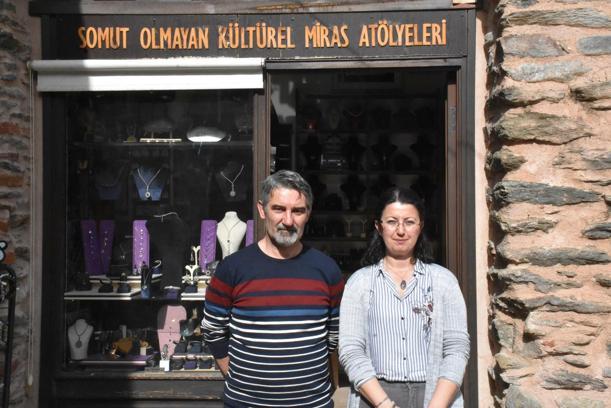 İzmirli Çift, Unutulmaya Yüz Tutmuş Sanatları Yaşatmaya Çalışıyor