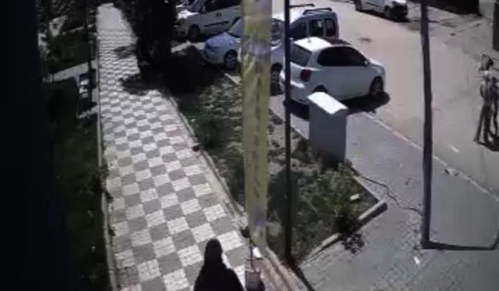 Sokak Köpeklerinin Saldırısı: Anne ve Kızını Çevredekiler Kurtardı