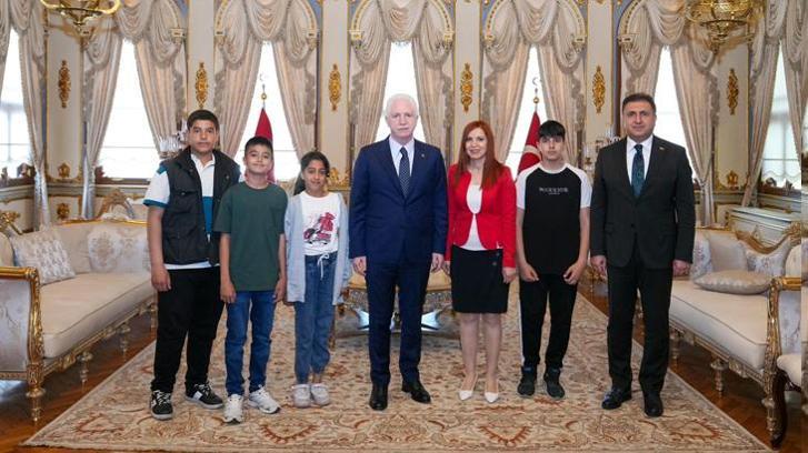 İstanbul Valisi Gül, 23 Nisan nedeniyle öğrencileri misafir etti