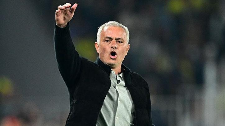 Mourinho'ya zehir zemberek sözler: Kendi kral zannediyor