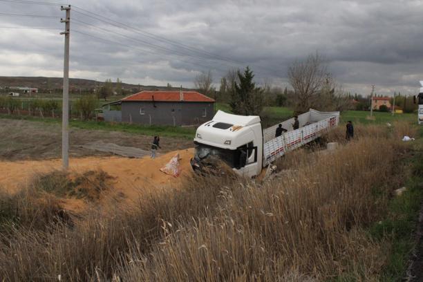 Aksaray'da TIR Devrildi: Sürücü ve Oğlu Yaralandı