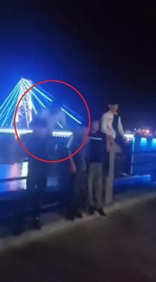 Arkadaşlarıyla fotoğraf çekerken dengesini kaybedip 5 metreden düştü