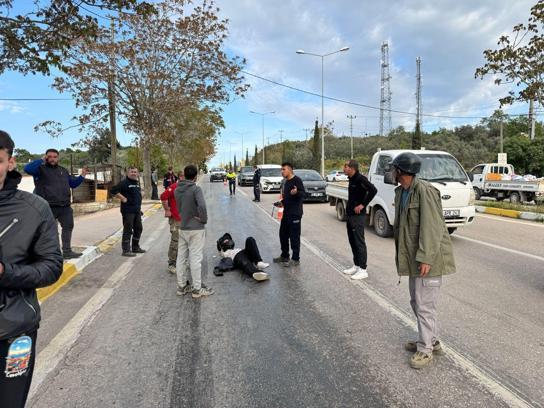 Traktörden dökülen yağ nedeniyle kontrolden çıkan motosiklet devrildi: 2 yaralı