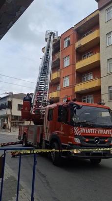 İstanbul- Sancaktepe'de 5 katlı metruk binanın balkonu çöktü