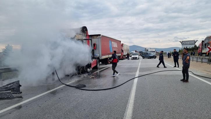 Kütahya'da seyir halindeki tırda çıkan yangın söndürüldü