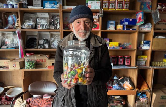 69 yıllık bakkal, hem zamana hem de zincir marketlere direniyor