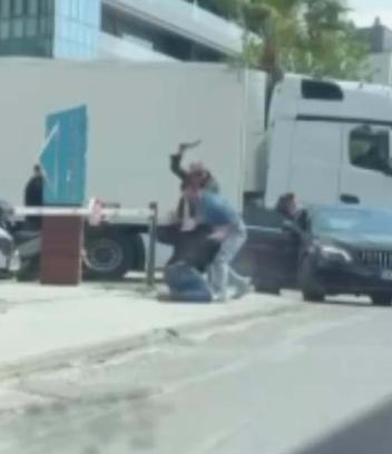 Trafikteki satırlı kavga kamerada; 1 yaralı