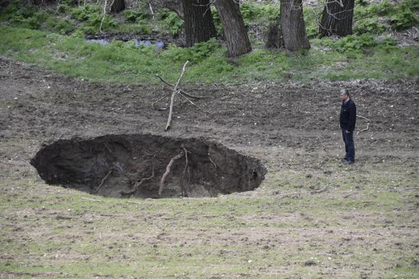 Sivas'ta tarlada 7 metre çapında obruk oluştu