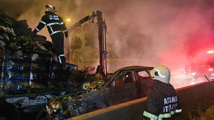 Adana'da feci kaza! TIR'a çarpıp alev alan otomobildekileri çevredekiler kurtardı