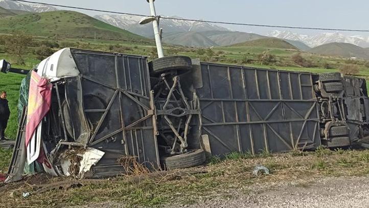 Van'da yolcu otobüsü devrildi: Çok sayıda yaralı var