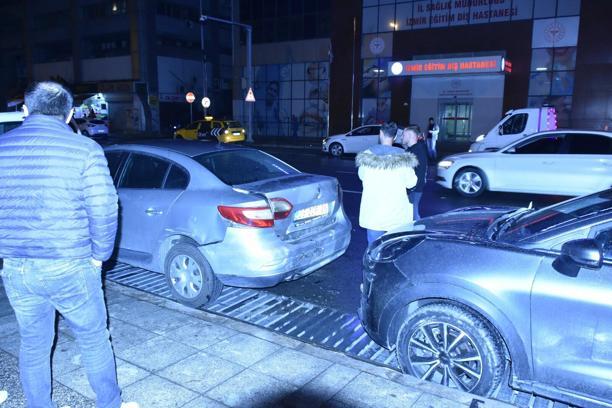 Park Halindeki Otomobillere Çarpan Hafif Ticari Araç: 2 Yaralı