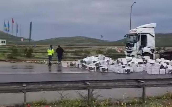 Gaziantep'te Çikolata Yüklü TIR'ın Dorsesi Devrildi