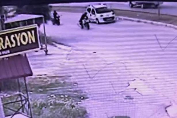 Trafikte Kavga: Kaskla Araca Vurup Sürücüyü Darbetti