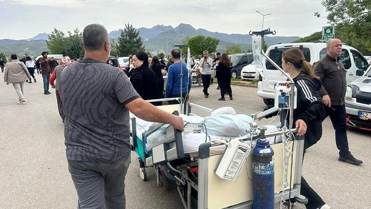 Hastanede korku dolu anlar! Yoğun duman nedeniyle hastalar tahliye edildi