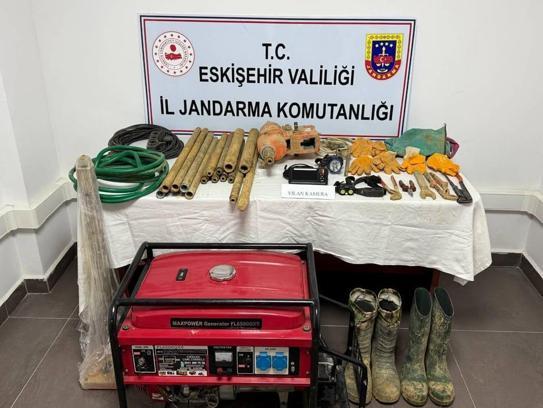 Kaçak kazı yapan 3 şüpheliye, suçüstü