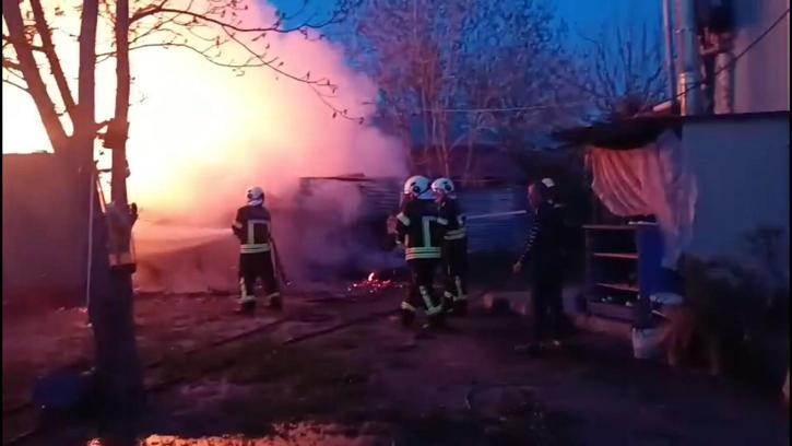 Elazığ’da çıkan yangında bir ahır, depo ve kiler kullanılamaz hale geldi
