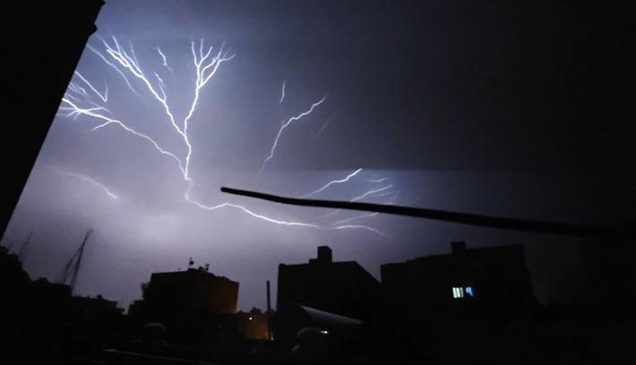 Nusaybin’de şimşekler geceyi aydınlattı