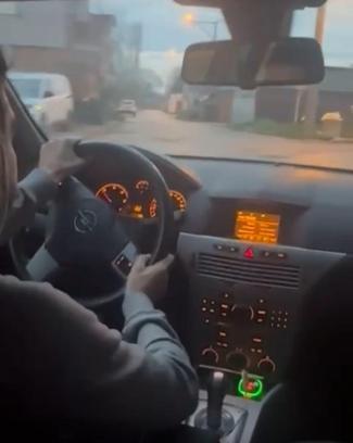 Taksici, uygulama üzerinden çağırdığı aracın sürücüsünü polis noktasına götürdü