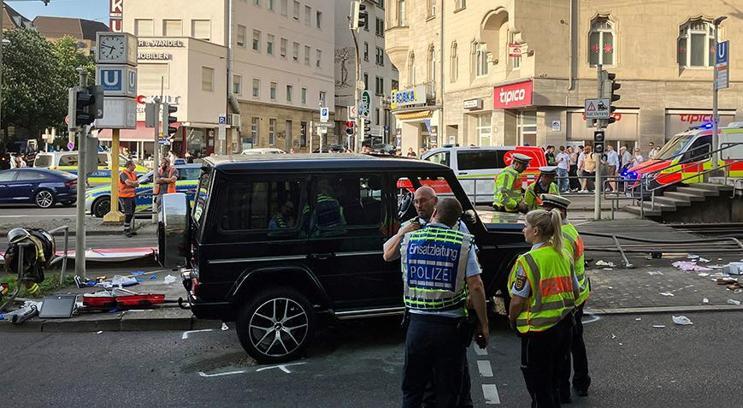 Almanya'nın Stuttgart kentinde bir araç kalabalığın içine daldı: Yaralılar var