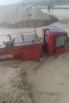 Ankara'da sağanak; itfaiye aracı sele kapıldı