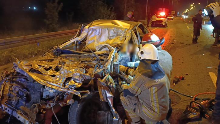 Bursa'da Kaza: Otomobil Kamyonun Altına Girdi