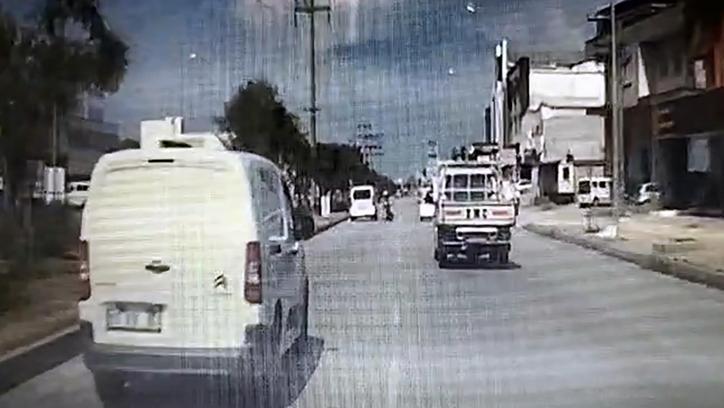 Hafif ticari aracın yayaya çarptığı kaza kamerada