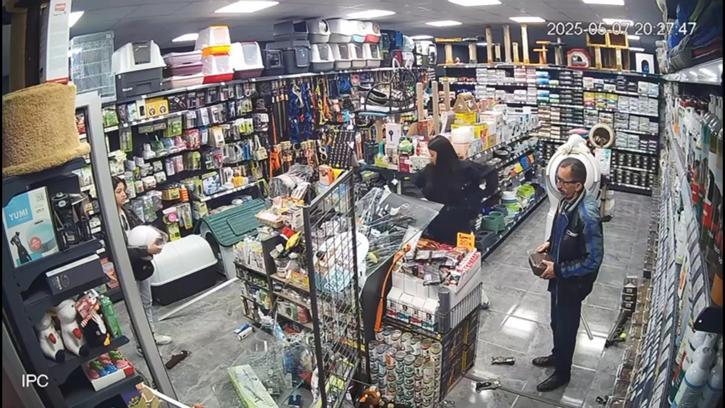 Motosikletin mağazaya girdiği kaza kamerada