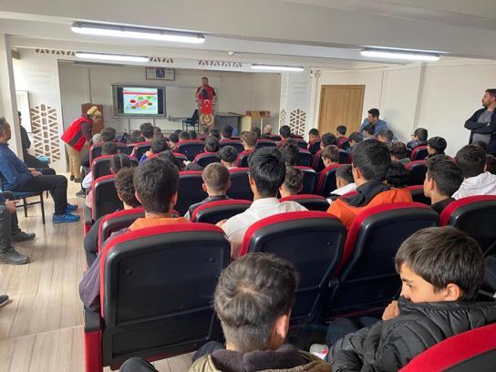 Erzurum'da polisler 900 lise öğrencisine "Gençlik ve Güvenli Gelecek" eğitimi verdi